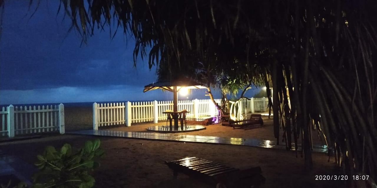 Green Shadows Beach Hotel Wadduwa Exteriör bild
