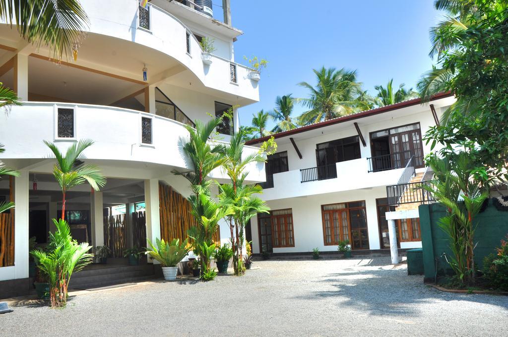 Green Shadows Beach Hotel Wadduwa Exteriör bild